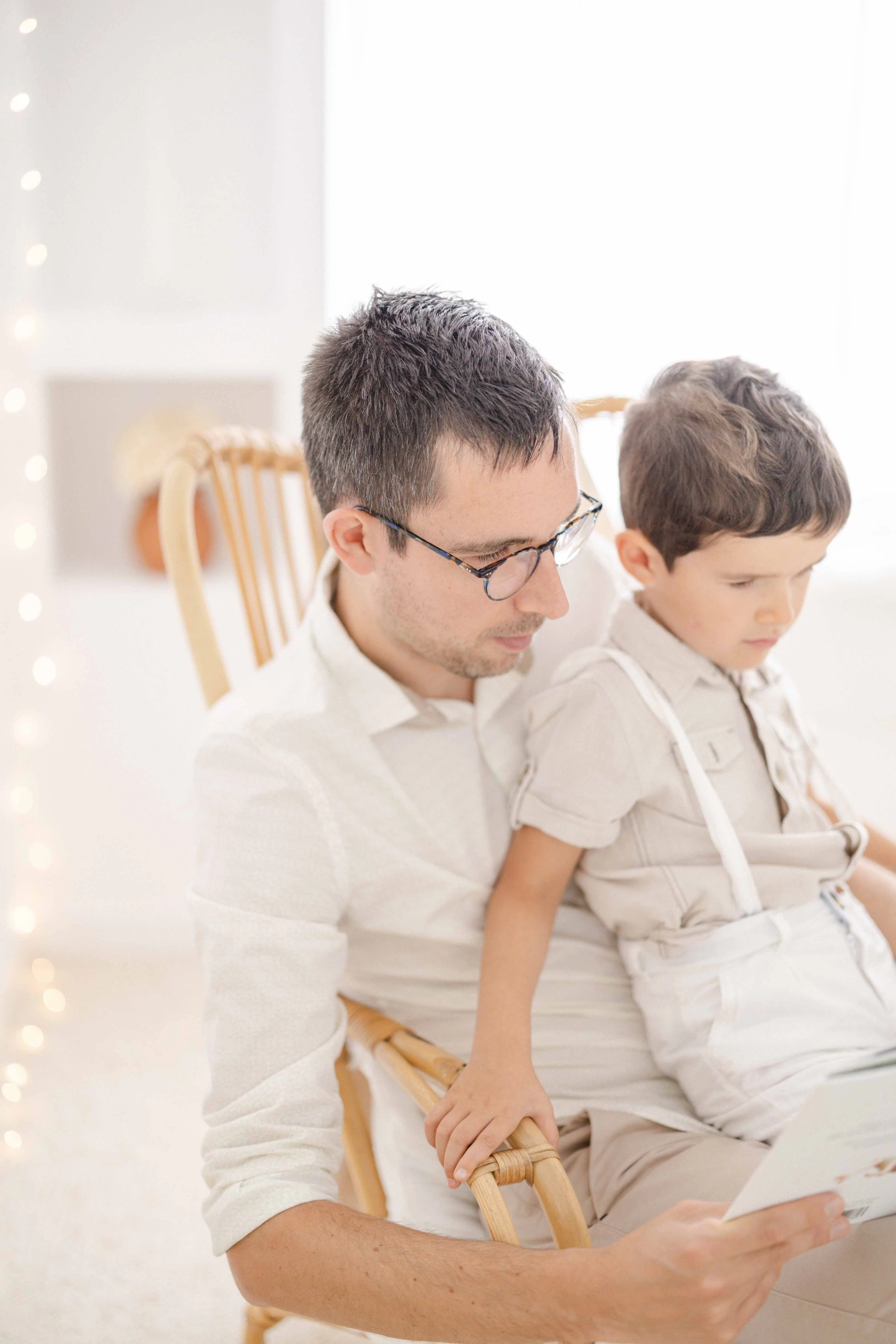 main enfant bonheur jouer avec les enfants gris